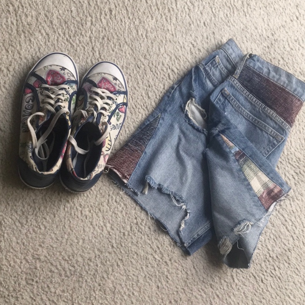 FREE PEOPLE/“WE THE FREE” VERY DISTRESSED JEAN SHORTSwAZTEC SIDE PANELS & BACK